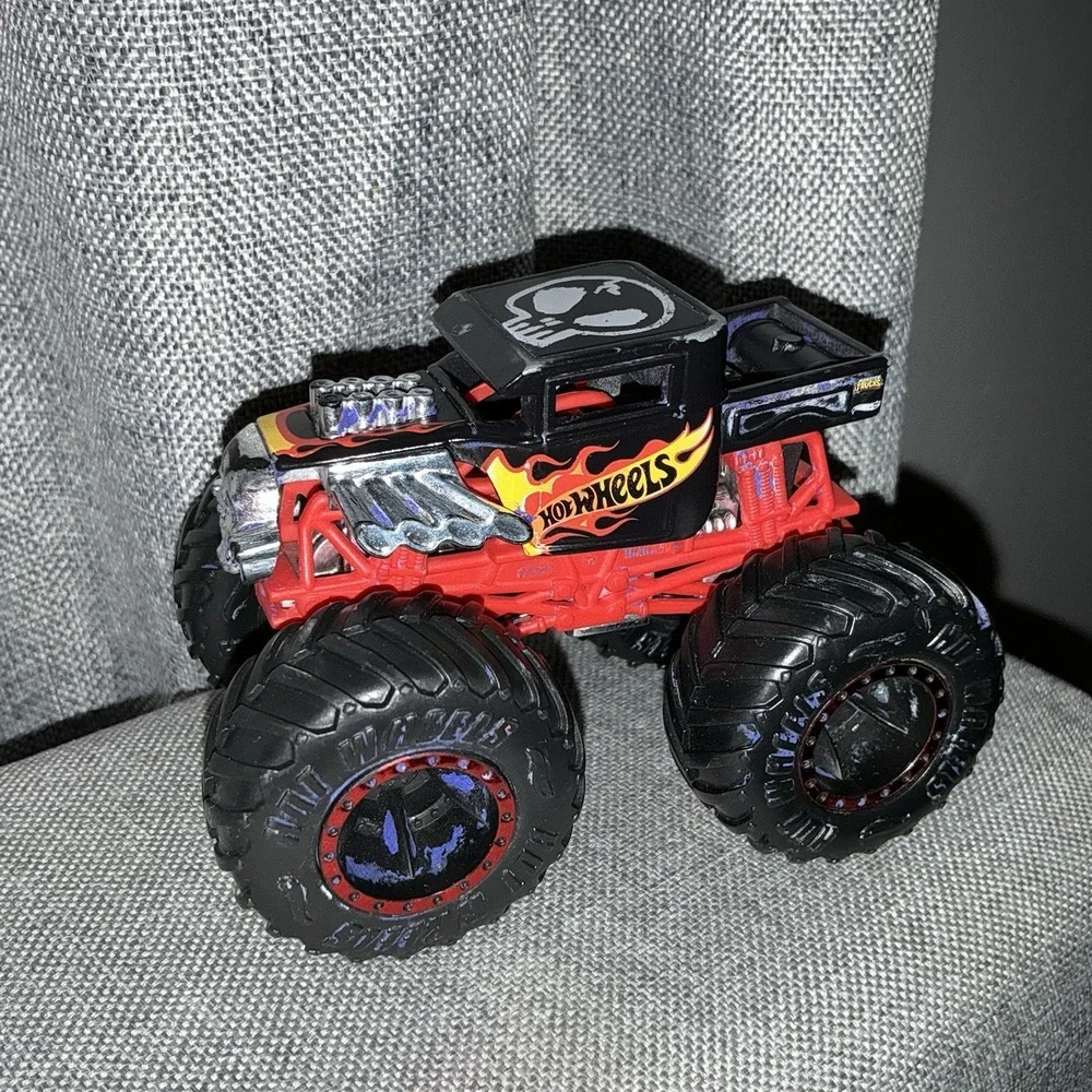Hot Wheels Monster Jam‎ Truck 1:64 Bone Shaker Diecast Vehicle Black Red Skull
